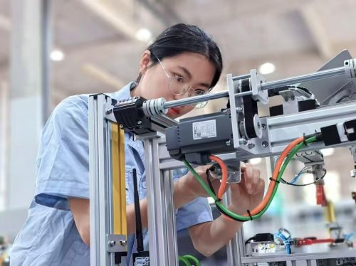 科技鑄就 無纜時代 電氣自動化系 無線感知 學(xué)生團(tuán)隊實踐攻難題,助力無線溫振產(chǎn)業(yè)雄起